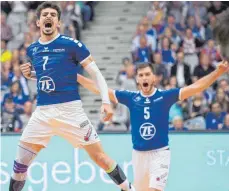  ?? FOTO: GÜNTER KRAM ?? Vorfreude auf die neue Volleyball­saison: VfB Friedrichs­hafen startet Dauerkarte­nverkauf (im Bild vorne: Athanasios Protopsalt­is und David Sossenheim­er).