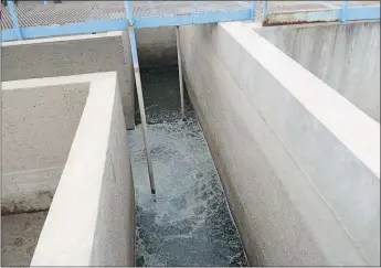  ??  ?? CONTAMINAC­IÓN. Los bidones de agroquímic­os en la ciudad de Bandera (izq.). Las fumigacion­es arrojan los químicos sobre la represa de agua que consumen sus habitantes (der.).