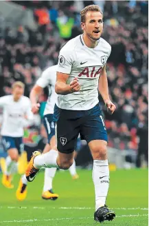  ?? FOTO: AFP ?? Harry Kane celebra su doblete en Wembley. Salió al 87, pero Mauricio Pochettino descarta cualquier tipo de lesión.