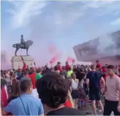  ?? FOTO: PAUL KALLEE GROVER, REUTERS/NTB SCANPIX ?? Mange Liverpool-fans samlet seg for å feire at ligatittel­en var i boks. Litt for mange og litt for tett, ifølge smittevern­rådene.