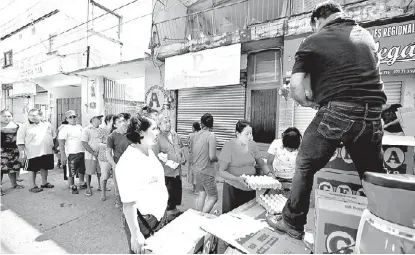  ?? OMAR FRANCO ?? Habitantes de Juchitán hacen fila para comprar alimentos; enfrentan desabasto de víveres y medicinas.