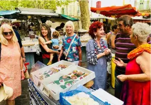  ??  ?? Peta at the market in Uzès, the medieval French town she lives in for part of each year. On market days she holds cooking classes at her home.