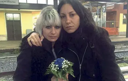  ??  ?? Unite Alessandra (a sinistra) e Barbara, le madri di Pamela Mastropiet­ro e Desirée Mariottini, alla stazione di Cisterna di Latina