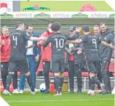  ?? FOTO: FCBayern ?? Sus compañeros de equipo le hicieron un pasillo de honor para celebrar su gol.