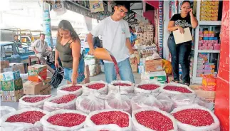  ??  ?? PRODUCTO. La libra de frijol rojo está fijada en 17 lempiras en los mercados y 21 lempiras en los supermerca­dos.