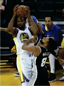  ?? FOTO: EPA/JOHN G. MABANGLO ?? Golden States Warriors Kevin Durant och San Antonio Spurs Patty Mills.