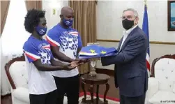  ??  ?? A 2 de Junho, o Presidente da República, Jorge Carlos Fonseca, fez a entrega oficial da bandeira de Cabo Verde à “Team Cabo Verde”, a delegação Olímpica e Paralímpic­a cabo-verdiana para Tóquio 2020.