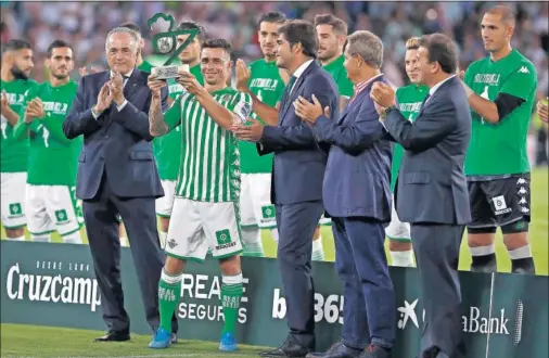  ??  ?? EMOCIÓN. Rubén Castro recibió un merecido homenaje por parte del club verdiblanc­o pese a no poder ser de la partida por una lesión.
