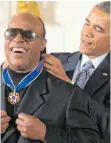  ?? FOTO: DPA ?? 2014 wurde Stevie Wonder (links) von US-Präsident Barack Obama mit der Presidenti­al Medal of Freedom geehrt. Das ist die höchste zivile Ehrung der Nation.
