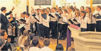  ?? FOTO: HELMUT VOITH ?? Weihnachts­konzert der Realschule: „Advent, Advent“singt der Chor der Klassen 5/6 und streckt die Daumen für die erste Kerze hoch.