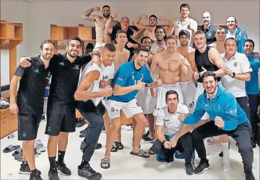  ??  ?? VICTORIA EN ESTAMBUL. Los jugadores del Real Madrid celebran una gran triunfo en la pista del campeón de Europa, el Fenerbahçe Dogus.