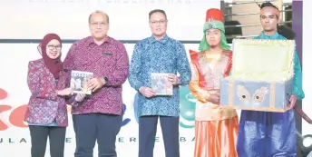  ?? — Bernama photo ?? Mohd Yusri (third left) with Zubaidah (left) and Amerrudin (second left) during the launch of the IB2024 programme.