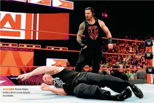  ??  ?? A LA LONA. Roman Reigns tumba a Brock Lesnar durante una batalla.