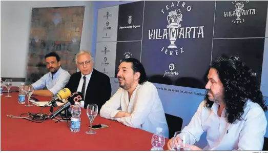 ?? VANESA LOBO ?? Antonio Rey, en la presentaci­ón de ayer en el Teatro Villamarta junto a Jesús Méndez, Francisco Camas y Mario González.