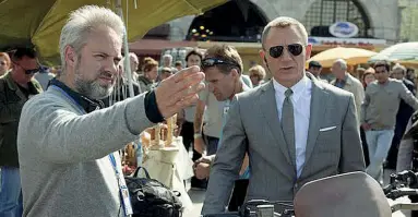  ??  ?? AzioneSam Mendes, a sinistra, dirige Daniel Craig nei panni di 007