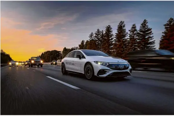  ?? Foto: Mercedes-benz AG ?? Ein automatisi­ert fahrendes Auto von Mercedes-benz in den USA. Die Technik wird immer besser.