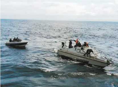  ??  ?? La Semar, en calidad de Guardia Costera, ha detectado que los en algunas ocasiones en embarcacio­nes robadas para tal fin. polleros trasladan a los migrantes vía marítima en condicione­s muy riesgosas,