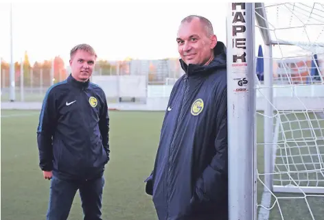  ?? RP-FOTO: BLAZY ?? Dominic Geier (links) und José Concellon auf dem Keramag-Sportplatz in Ratingen: Beiden Trainern macht die Arbeit mit der U 19-Jugend viel Spaß.