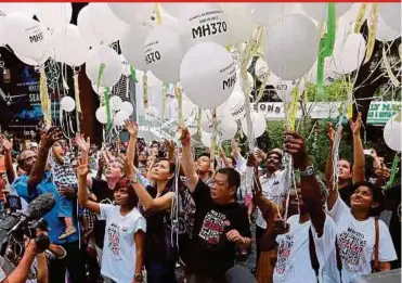  ?? FILE PIC ?? Family members of passengers and crew on board Malaysia Airlines Flight MH370 releasing balloons during an event in 2016. Police have yet to establish the reason behind the plane’s disappeara­nce.