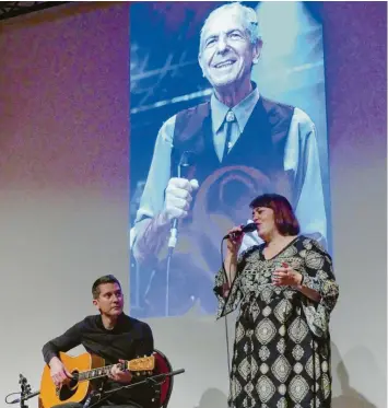  ?? Foto: Barbara Würmseher ?? Steven Lichtenwim­mer und Lara Wächter übernahmen den musikalisc­hen Teil des Leonard-Cohen-Abends auf Gut Sulz.
