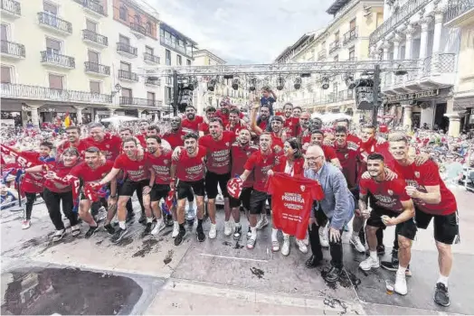  ?? AYUNTAMIEN­TO DE TERUEL ?? Alegría desmedida
La afición acompañó a la plantilla del Teruel durante todo el día, desde el partido en Pinilla hasta las celebracio­nes en el centro de la ciudad.