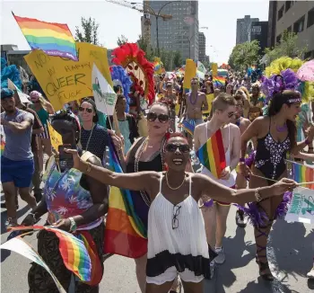  ?? PHOTOS D’ARCHIVES ET COURTOISIE ?? Le défilé de la Fierté aura lieu dimanche et devrait accueillir plus de 300 000 personnes. Sur la photo de droite, la publicité d’Éduc’alcool qui a dérangé la communauté.