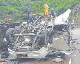  ?? HT PHOTO ?? ■ Mangled remains of the vehicle in Devprayag of Tehri Garhwal district on Saturday.