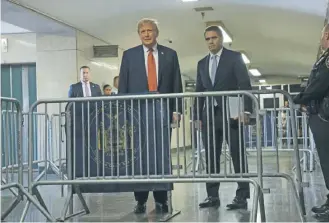  ?? AP ?? Trump, en Nueva York, ayer junto a Todd Blanche, el abogado que lidera su defensa. /