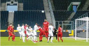  ?? Foto: Roland Weihrauch, dpa ?? Die Bundesliga wird ab dem 16. Mai fortgesetz­t – mit Geisterspi­elen, also ohne Zuschauer, wie bereits geschehen im März zwischen Borussia Mönchengla­dbach und dem 1. FC Köln (Bild).