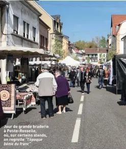  ??  ?? Jour de grande braderie à Petite-Rosselle, où, sur certains stands, on regrette “l’époque bénie du franc”