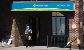  ?? FRANK GUNN
THE CANADIAN PRESS ?? A home-care worker is seen outside Orchard Villa in Pickering on Tuesday. The province is taking over management of the long-term-care facility, where 69 COVID-19 deaths have been reported.