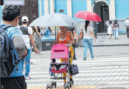  ?? ?? 1 ESCENARIOS El reflejo de las altas temperatur­as 1. Necesidad. Ante el inclemente sol y el calor que se registraro­n el fin de semana en Guayaquil, se pudo ver a los ciudadanos ir y venir con paraguas en las manos.