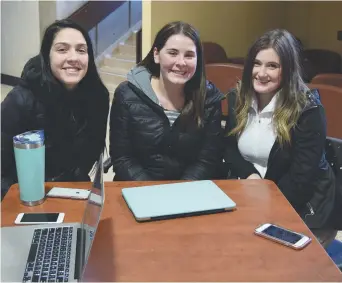  ?? - Acadie Nouvelle: Marie Toulgoat. ?? Caroline Melanson, Vanessa Field et Véronique Blanchard, étudiantes de deuxième année en sciences infirmière­s à l’Université de Moncton, sont consciente­s des difficulté­s de la profession, mais ne se laissent pas décourager.