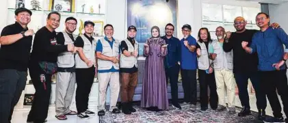  ?? ?? KHALID (enam dari kanan) dan Siti Nurhaliza bersama sukarelawa­n Yayasan NurJiwa.