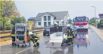  ?? FOTO: CHRISTIAN GERARDS ?? Die Feuerwehre­n aus Renquishau­sen, Kolbingen und Tuttlingen waren am Dienstagna­chmittag beim Hochwasser in Renquishau­sen und Kolbingen im Einsatz.