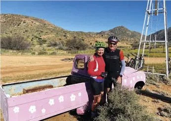  ?? ?? Mnr. Johan Stumpf en sy vrou, Madeleine, tydens ’n fietstoer in Namakwalan­d. Hulle is ywerige fietsryers en het al op ’n bergfiets na die berg Everest gery.