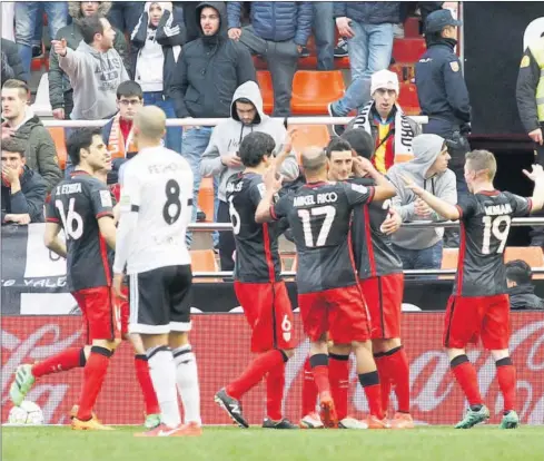  ??  ?? EL TERCERO. Aduriz es felicitado por San José, Mikel Rico y Muniain tras firmar, de cabeza, el 0-3 definitivo.