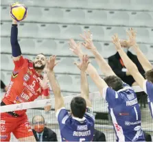  ?? LEGA VOLLEY ?? Osmany Juantorena, 35 anni, contro il muro a tre di Ravenna