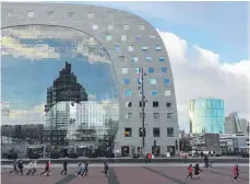  ??  ?? Architekto­nische Attraktion: Die Markthalle von Winy Maas in Rotterdam ist nicht weit von der Anlegestel­le des Flussschif­fs.