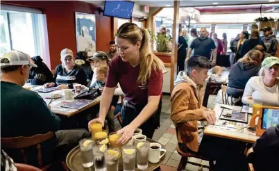  ?? ?? ARCHIVO - La mesera Rachel Gurcik atiende a los clientes del Gateway Diner en Westville, Pennsylvan­ia. (Tom Gralish / Associated Press)