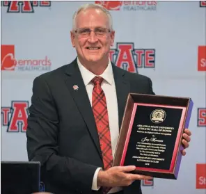  ?? PHOTO COURTESY OF TRAVIS CLAYTON, ARKANSAS STATE UNIVERSITY ?? Jay Hansen, who played basketball for Arkansas State University from 1981 to 1984, was inducted into the Arkansas State Hall of Honor on Sept. 21. Hansen is one of 27 players in the Arkansas State men’s basketball-program history to reach 1,000 points. He ranks third all-time with 384 career assists, and his 133 career steals rank him seventh in the program ranks.