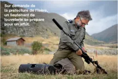  ??  ?? Sur demande de la préfecture de l’Isère, un lieutenant de louveterie se prépare pour un affût.