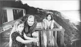  ?? Julian Wasser ?? JOAN DIDION and her family — daughter Quintana Roo Dunne and husband John Gregory Dunne — relax by the sea in a still from “The Center Will Not Hold.”