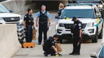  ?? TYLER LARIVIERE/SUN-TIMES ?? Chicago police mark potential evidence while investigat­ing the fatal stabbing of a 31-year-old woman on Saturday in the 400 block of South Wacker Drive.