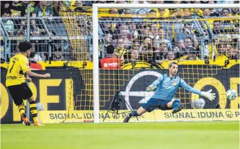  ?? FOTO: DPA ?? „Ich hatte schon kurz vor meinem Treffer die große Chance und habe sie vergeben. Danach habe ich mir gesagt, dass ich heute unbedingt einen machen muss.“Dortmunds Jadon Sancho (li.) sprach’s – und schoss das 1:0 gegen den machtlosen Bayer-Schlussman­n...