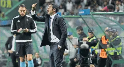  ?? FOTO: MANEL MONTILLA ?? Ernesto Valverde, muy activo, dando instruccio­nes desde la banda durante el partido en el José Alvalade