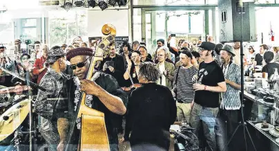  ?? FOTO: LORENZ HETZEL ?? Auch bei der 25. schauinsla­nd-reisen Jazz Rally gehört das KIT-Café natürlich wieder zu den Schauplätz­en der Konzerte. Musiker und Fans können sich hier wie immer hautnah begegnen.