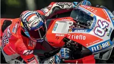  ?? (Epa) ?? Prima fila Andrea Dovizioso a Brno ritrova la pole dopo 28 gare, sotto Valentino Rossi che parte secondo: per la gara temono le Honda