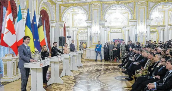  ?? SERGEY DOLZHENKO / EFE ?? Políticos. Justin Trudeau (i), Giorgia Meloni, Volodímir Zelenski, Ursula von der Leyen y Alexander De Croo durante su visita a Kiev, ayer sábado.