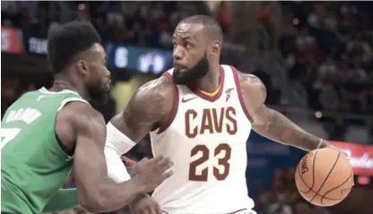  ?? AP ?? LeBron James, de los Cavaliers, maneja el balón ante la defensa de Jaylen Brown, de los Celtics, en acción del partido de anoche.